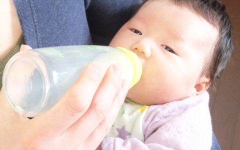 ミルクを哺乳瓶で飲む赤ちゃん